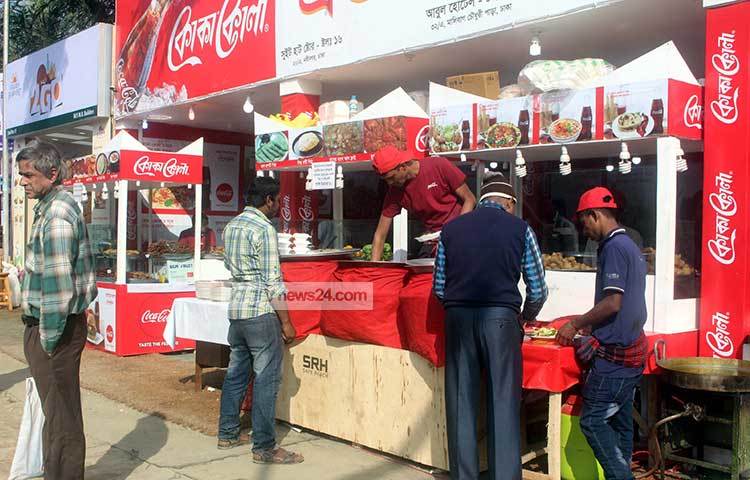বাণিজ্য মেলায় একটি খাবারের দোকানের স্টল। ছবি : বিপ্লব দিক্ষিৎ