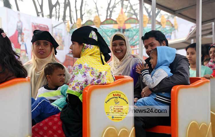 বাণিজ্য মেলায় রয়েছে শিশুদের জন্য আনন্দ বিনোদনের ব্যবস্থা। ছবি : মাহবুব আলম