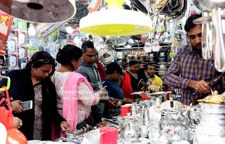 বাহারি তৈজসপত্রে সাজানো হয়েছে স্টলটি। ছবি : মাহবুব আলম