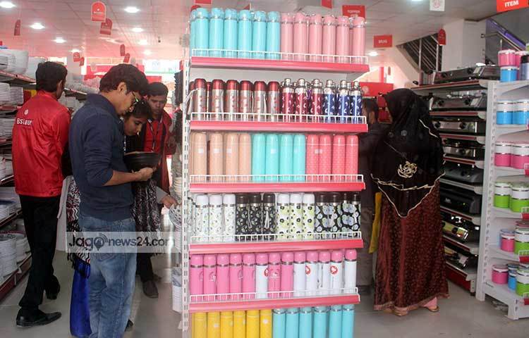 বেস্ট বাইয়ের প্যাভিলিয়নে ক্রেতাদের ভিড়। ছবি : বিপ্লব দিক্ষিৎ