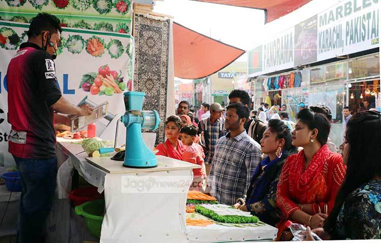 কিভাবে সহজে সবজি কাটবে তা দেখানো হচ্ছে ক্রেতাদের। ছবি : বিপ্লব দিক্ষিৎ