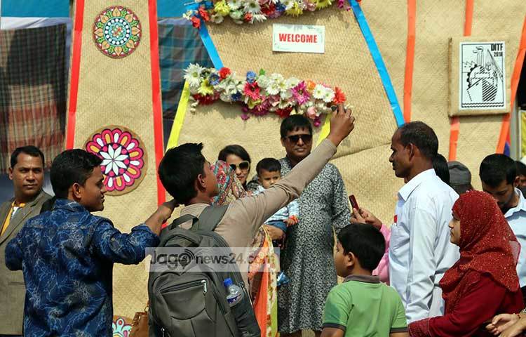 বাণিজ্য মেলায় আসার মুহূর্তকে স্মরণীয় করে রাখতে সেলফি তোলায় ব্যস্ত তারা। ছবি : বিপ্লব দিক্ষিৎ