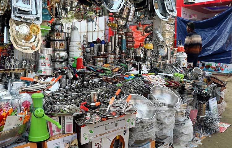 ক্রেতাশূন্য একটি তৈজসপত্রের দোকান। ছবি : বিপ্লব দিক্ষিৎ