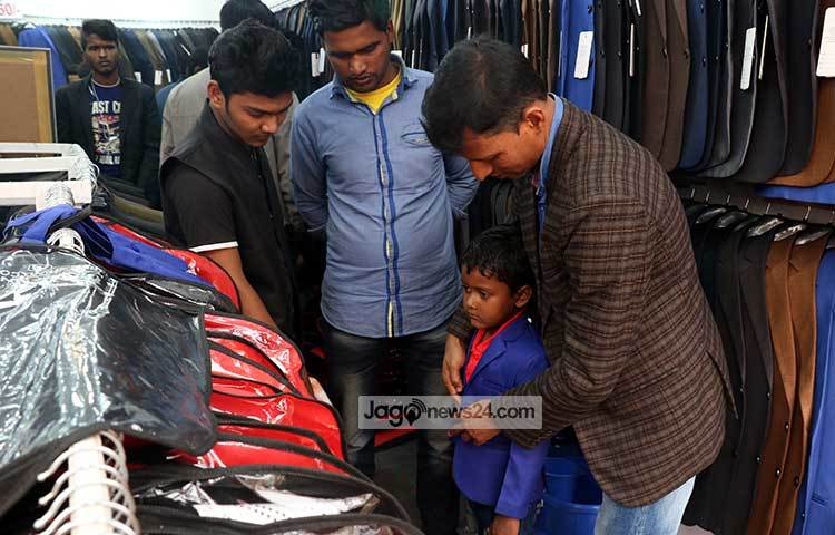 ব্লেজারের স্টল। শিশুটির জন্য ব্লেজার কিনছে তার অভিভাবক। ছবি : মাহবুব আলম