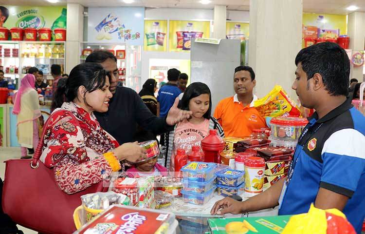 বিক্রেতা ক্রেতার কাছে তার পণ্যের গুণাগুণ তুলে ধরছেন। ছবি : বিপ্লব দিক্ষিৎ