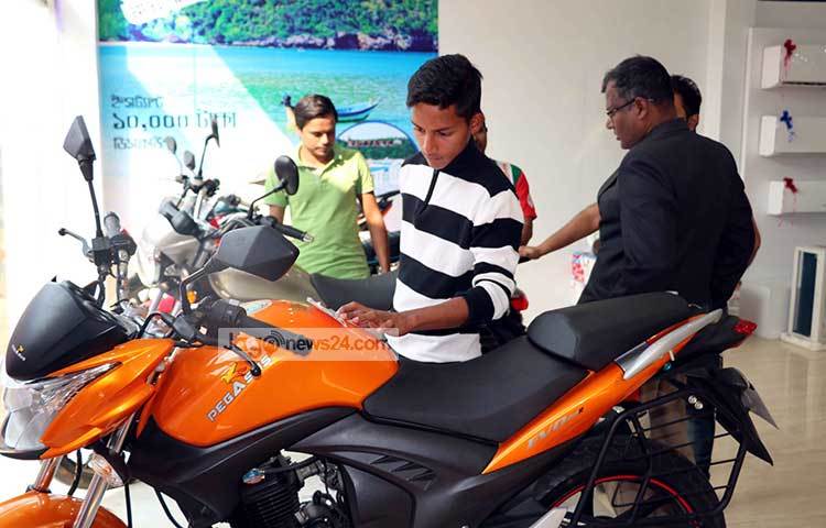 মটর সাইকেলের প্যাভিলিয়ন। এই প্যাভিলিয়নে তরুণ ক্রেতাদের উপস্থিতিই বেশি। ছবি : বিপ্লব দিক্ষিৎ