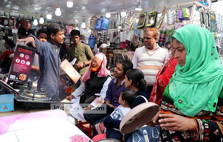 তৈজসপত্রের প্যাভিলিয়নে ক্রেতাদের উপচে পড়া ভিড়। ছবি : বিপ্লব দিক্ষিৎ