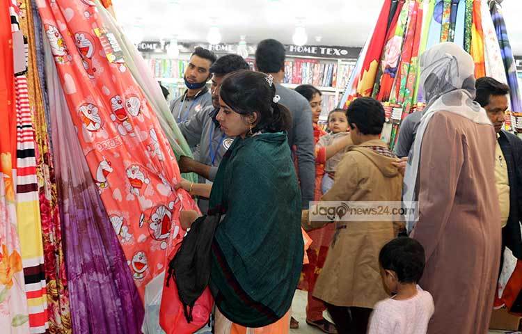 কাপড়ের প্যাভিলিয়নে ক্রেতাদের ভিড়। পছন্দের কাপড় খুঁজে পেতে ব্যস্ত ক্রেতারা। ছবি : বিপ্লব দিক্ষিৎ