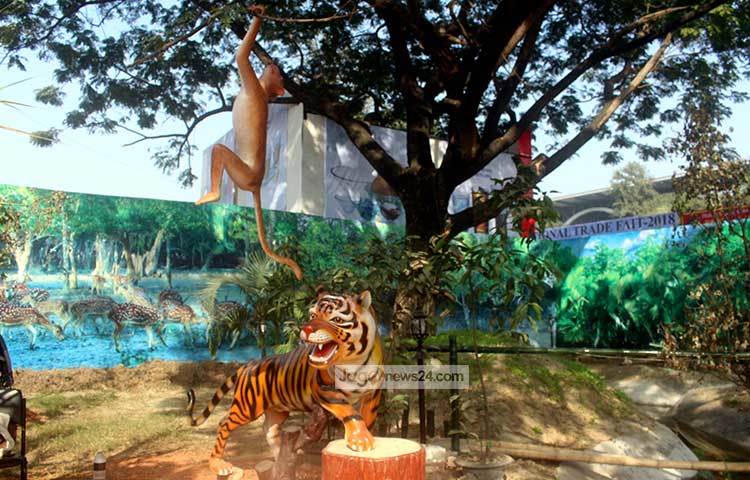 সুন্দরবনের মধ্যে গাছে ঝুলছে বানর। নিচে খাদ্যের সন্ধানে ছুটছে বাঘ। বাণিজ্য মেলার এই দৃশ্য দেখে যে কারোর ভালো লাগবে। ছবি : বিপ্লব দিক্ষিৎ