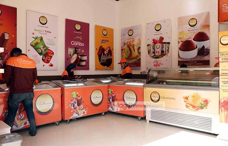 কনকনে শীতের কারণে মনে হয় আইচক্রিমের দোকানে ক্রেতারা আসছেন না! ছবি : বিপ্লব দিক্ষিৎ