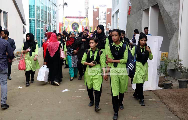 রাজধানীর বিভিন্ন স্কুল কলেজ থেকে শিক্ষার্থীরাও এসেছে বাণিজ্য মেলা পরিদর্শনে। ছবি : মাহবুব আলম
