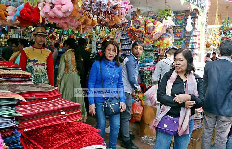 মেলায় বিদেশি ক্রেতারাও আসছেন। কিনছেন বাংলাদেশি বিভিন্ন পণ্য। ছবি : বিপ্লব দিক্ষিৎ