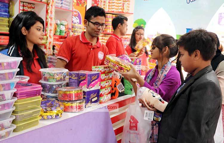 বরাবরের মতো এবারের মেলাতেও প্রাণ এনেছে বিভিন্ন ধরনের চকলেট, এর বিক্রিও বেশ ভালো। ছবি : বিপ্লব দিক্ষিৎ