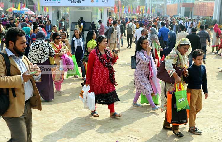 মেলার মাঠে ক্রেতাদের ঘোরাফেরা। যে যার সাধ্যমত কেনাকাটা করছেন। ছবি : বিপ্লব দিক্ষিৎ