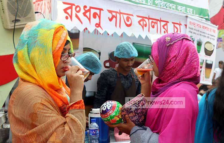 সাত রঙের চা ঘরে চা পান করছেন মেলায় আগতরা। ছবি : বিপ্লব দিক্ষিৎ