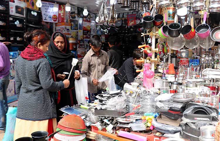 এই তৈজসপত্রের দোকানটিতে মাত্র দুজন ক্রেতার উপস্থিতি। ছবি : বিপ্লব দিক্ষিৎ