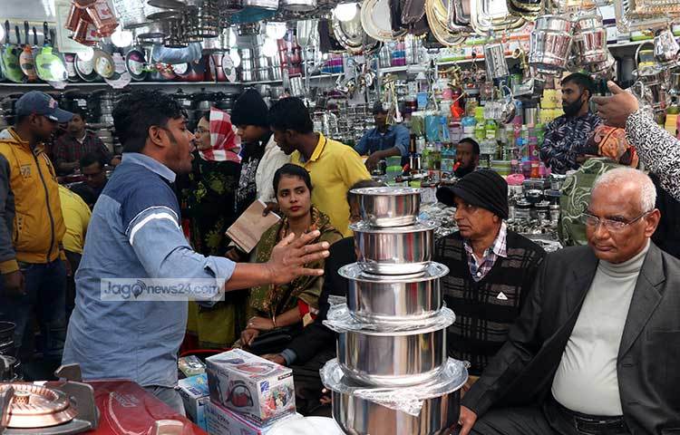 তৈজসপত্রের দোকানে কেনা-কাটার ধুম পড়েছে। ছবি : মাহবুব আলম