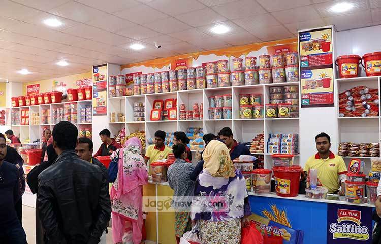 খাদ্যপণ্য অলটাইমের স্টলে ক্রেতাদের উপছে পড়া ভিড়। ছবি : মাহবুব আলম