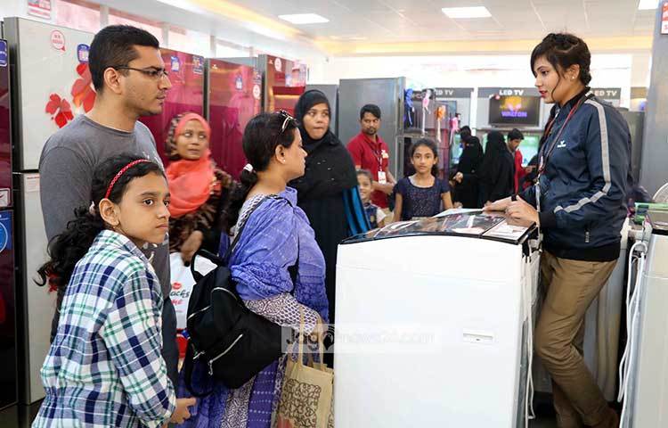 ইলেকট্রনিক্স পণ্যের প্যাভিলিয়নে ক্রেতা-বিক্রেতার কথোপকথন। ছবি : বিপ্লব দিক্ষিৎ