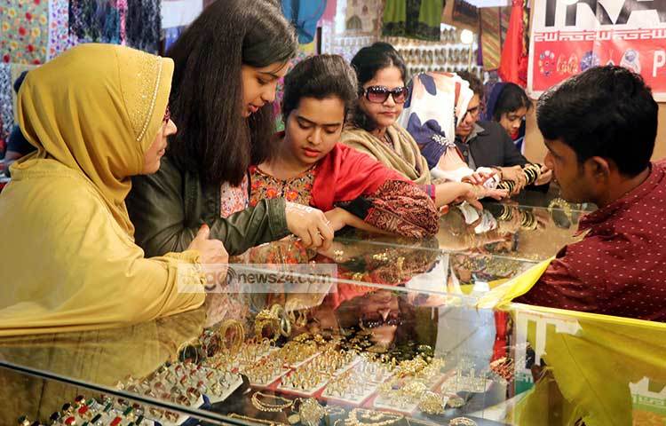 গহনার দোকানে নারীদের ব্যস্ত প্রহর। ছবি : বিপ্লব দিক্ষিৎ