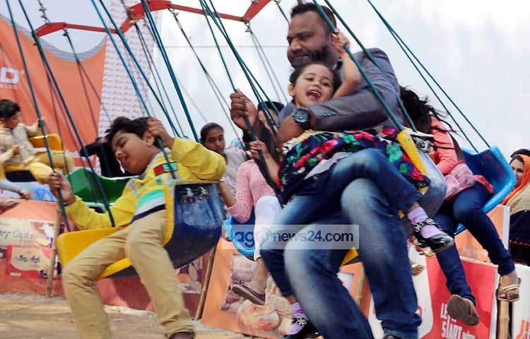 মেলায় শিশুদের জন্য বিনোদনের ব্যবস্থাও রয়েছে। ছবি : বিপ্লব দিক্ষিৎ