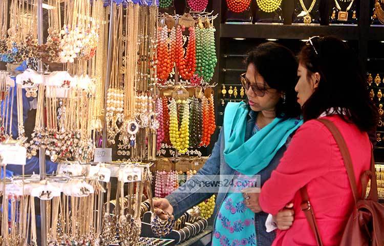 বাহারি গহনা দেখছেন দুই নারী। ছবি : বিপ্লব দিক্ষিৎ