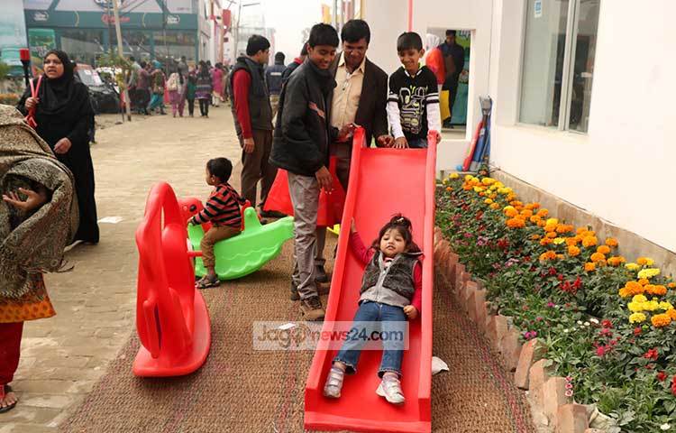 মেলায় এসে আনন্দে মেতেছে শিশুরা। ছবি : মাহবুব আলম