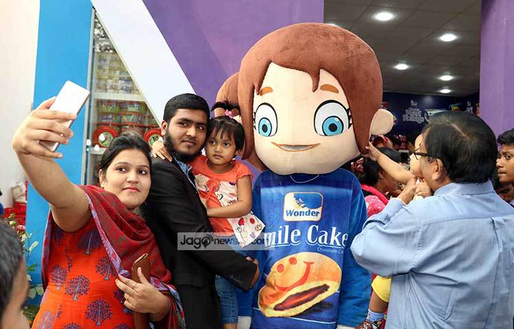 মেলায় এসে পাপেটের সঙ্গে সেলফি। ছবি : বিপ্লব দিক্ষিৎ