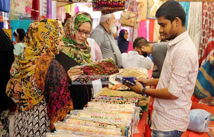 নারীদের ব্যবহৃত নানা ধরনের পণ্যে সাজানো এই প্যাভিলিয়নটি। প্রতিটি পণ্যই ক্রেতাদের নজর কাড়ছে। ছবি : বিপ্লব দিক্ষিৎ