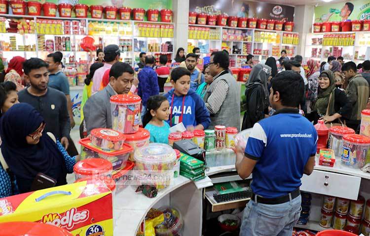 প্রাণের একটি প্যাভিলিয়নে ক্রেতা-বিক্রেতার ব্যস্ত সময়। ছবি : বিপ্লব দিক্ষিৎ