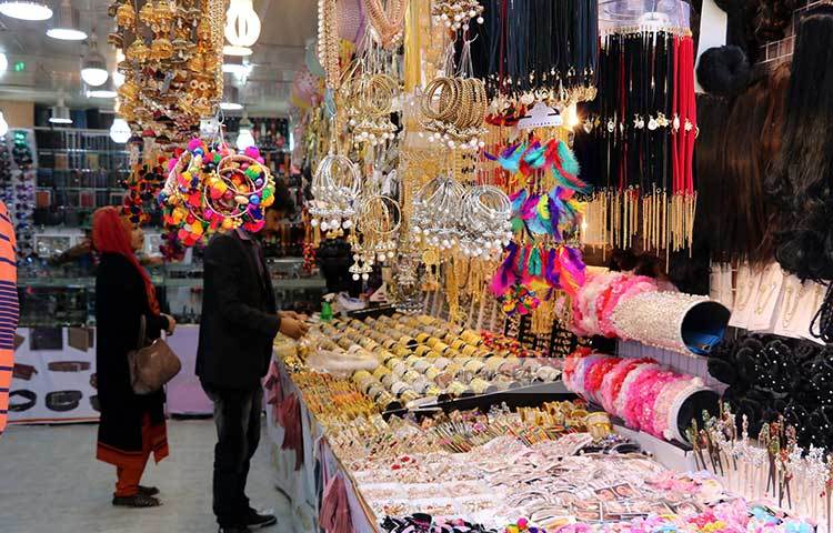 পরিপাটি করে সাজানো হয়েছে গহনার দোকান। ক্রেতারা খুঁজছেন তাদের পছন্দের গহনাটি। ছবি : বিপ্লব দিক্ষিৎ