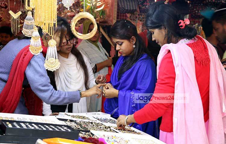 জুয়েলারির প্যাভিলিয়নে তরুণীদের কেনাকাটার ব্যস্ততা। ছবি : বিপ্লব দিক্ষিৎ