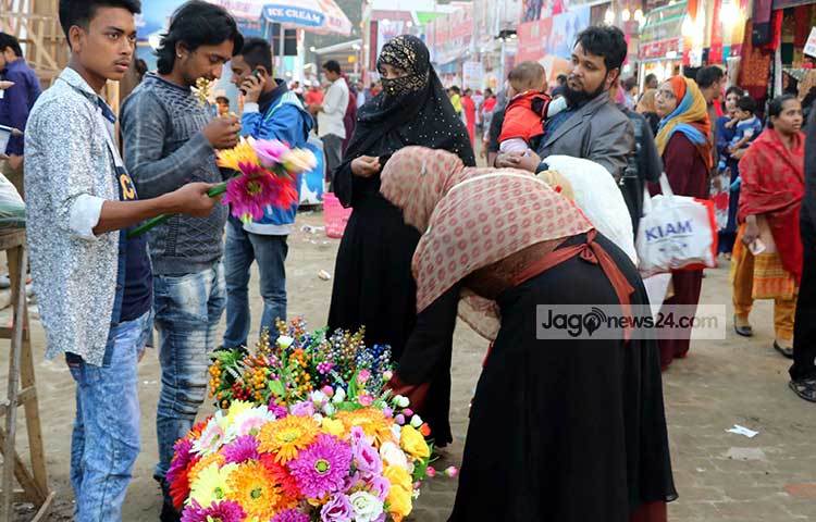 বাণিজ্য মেলাতে এসেও পুষ্পপ্রেমীরা ফুল কেনায় ব্যস্ত। ছবি : বিপ্লব দিক্ষিৎ