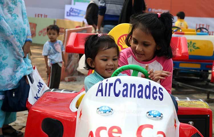 মেলাতে এসে শিশুদের আনন্দ ভ্রমণ। ছবি : মাহবুব আলম