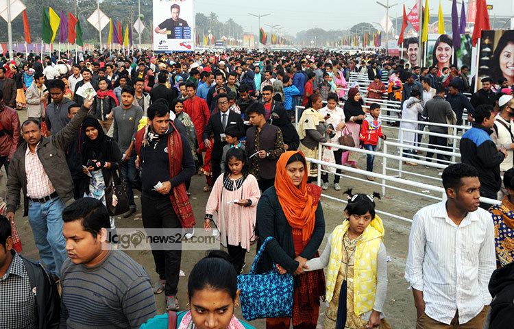 বাণিজ্য মেলার বাইরে মানুষের ভিড়। এরা মেলার ভিতরে প্রবেশের অপেক্ষায় আছেন। ছবি : বিপ্লব দিক্ষিৎ