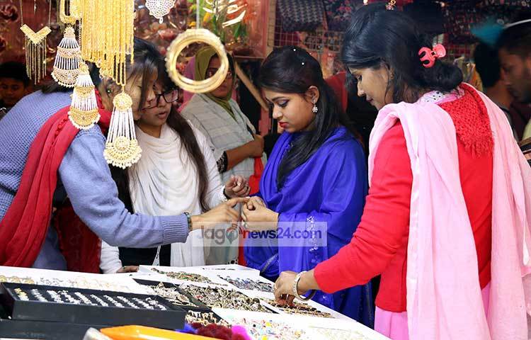 গহনার স্টলে তরুণীদের ভিড়। বিক্রিও হচ্ছে ভালো। ছবি : বিপ্লব দিক্ষিৎ