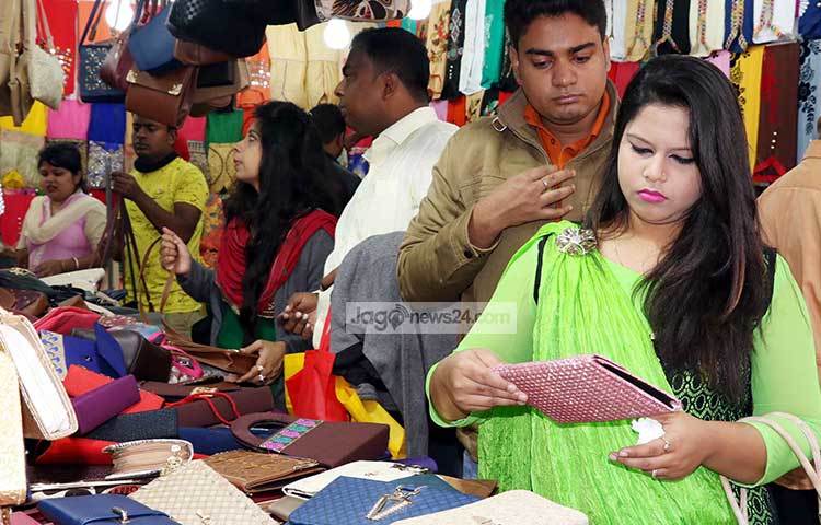 মেয়েদের বেনিটি ব্যাগসহ নানা ধরনের ব্যাগের স্টল। পছন্দের ব্যাগটি খুঁজছেন ক্রেতারা।