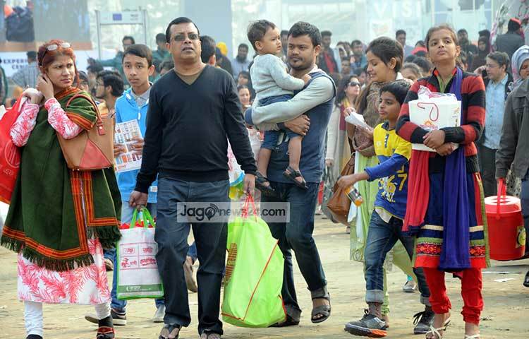 মেলা থেকে কেনাকাটা করে বাসায় ফিরছেন সবাই। ছবি : বিপ্লব দিক্ষিৎ