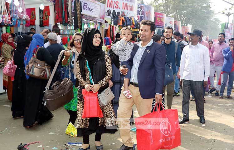 বাণিজ্য মেলাতে এক জায়গায় মিলছে অনেক কিছু। তাই অনেকেই সারাবছর অপেক্ষায় থাকেন মেলা থেকে কেনাকাটার জন্য। ছবি : বিপ্লব দিক্ষিৎ