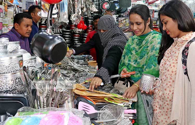 তৈজসপত্রের দোকানের বিক্রির ধুম পড়েছে। ছবি : বিপ্লব দিক্ষিৎ