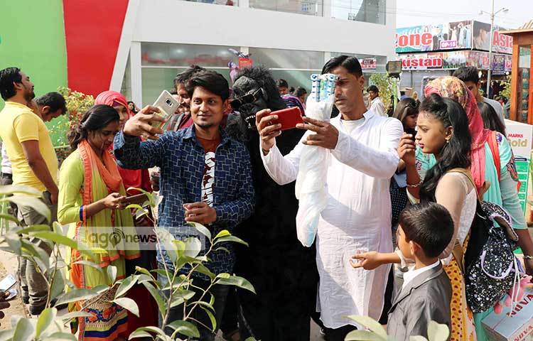 বাণিজ্য মেলার মাঠে এসে এরা সেলফি তোলায় ব্যস্ত হয়ে পেড়েছেন। ছবি : বিপ্লব দিক্ষিৎ