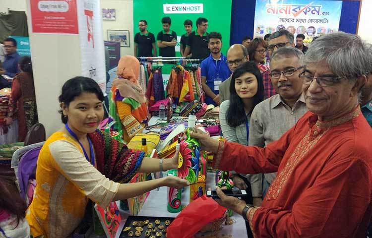 উগ্যোক্তা হাটের স্টল পরিদর্শন করেন ডাক টেলিযোগাযোগ ও তথ্যপ্রযুক্তি মন্ত্রী মোস্তাফা জব্বার। এ সময় তাকে শুভেচ্ছা উপহার দেয়া হয়।