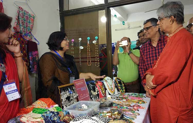 ‘গয়না বাড়ি’ উদ্যোগের স্টল পরিদর্শন করছেন ডাক টেলিযোগাযোগ ও তথ্যপ্রযুক্তি মন্ত্রী মোস্তাফা জব্বার। পুরনো কাগজ দিয়ে এ গয়না তৈরি করা হয়েছে।