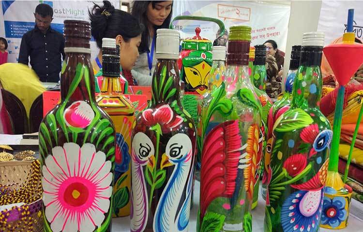 পুরনো বোতলে নানা ধরনের রঙ করে দৃষ্টিনন্দন করা হয়েছে। এ উদ্যোগের নাম ‘ফিনারী’।