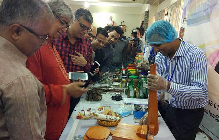 উদ্যোক্তা হাটে পাওয়া যাচ্ছে এ রুটি মেকার। ইজি মডেলের রুটি মেকারের দাম ২ হাজার ৯শ’ টাকা এবং এক্সপার্ট মডেলের দাম ৩ হাজার ৮শ’ টাকা।