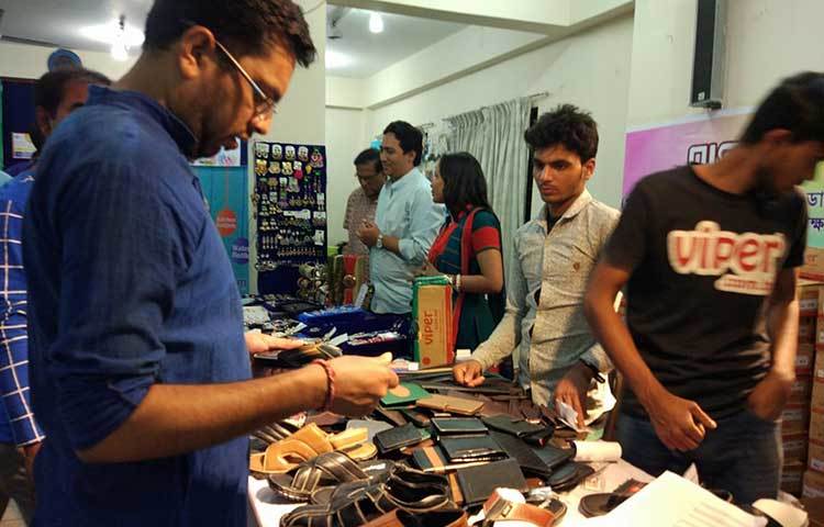 উদ্যোক্তা হাটে টেবিলে সাজানো বাহারি ডিজাইনের জুতা। পাশে চামড়ার তৈরি মানিব্যাক, বেল্ট, সেন্ডেল, পাসপোর্ট কভার, ব্যাগসহ নানা পণ্য। এমন পণ্যের পসরা নিয়ে বসেছে ভাইপার লেদার।