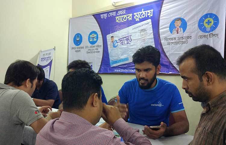 স্বাস্থ্য সেবা স্টলে আগতদের ভিড়। ই-স্বাস্থ্য কার্ডের মাধ্যমে স্বাস্থ্য সেবা প্রদান করেছে ডক্টরোলা ডট কম।