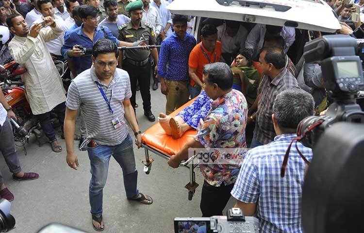 শরীরে ক্ষত নিয়ে দেশে ফিরলে আহতদের ঢাকা মেডিকেলে ভর্তি করা হয়। ছবি : বিপ্লব দিক্ষিৎ
