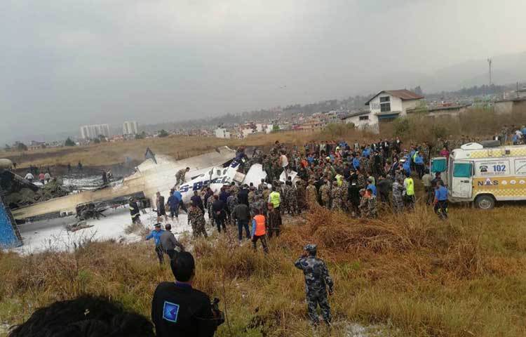 বিমান বিধ্বস্তের খবর পেয়ে ছুটে আসে উদ্ধারকর্মীরা।