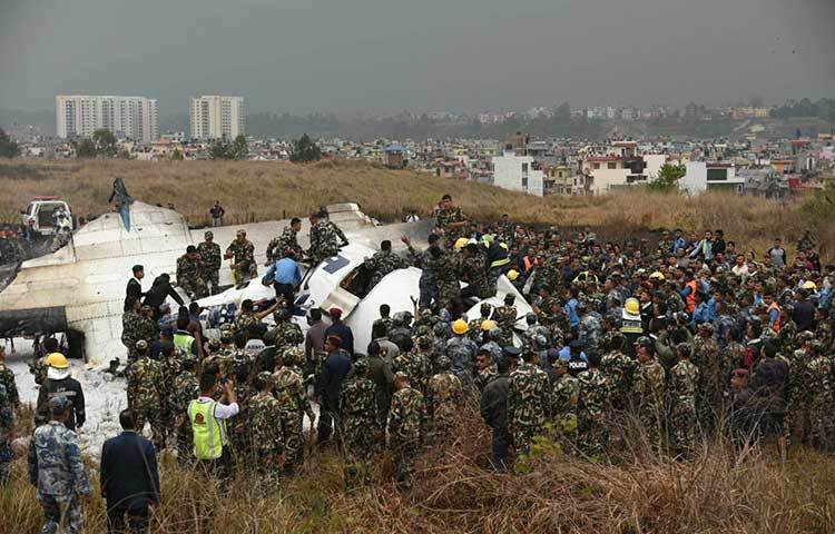 বিমান বিধ্বস্তের পর নেপালের সেনাবাহিনীর সদস্যরা উদ্ধার অভিযানে অংশ নেয়।